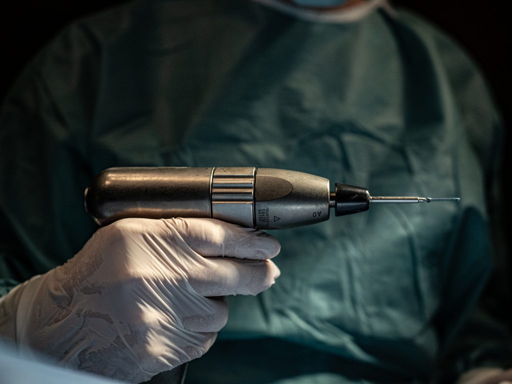 Operationstool: Knochenbohrer bereit für einen chirurgischen Eingriff in der Tierklinik Altheim